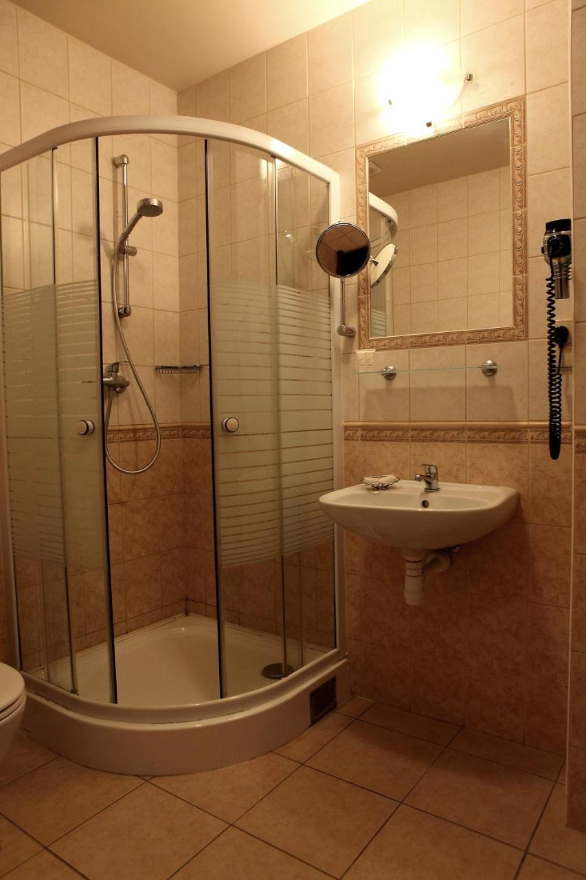 Hotel Katrina Ostrzeszów Buitenkant foto
