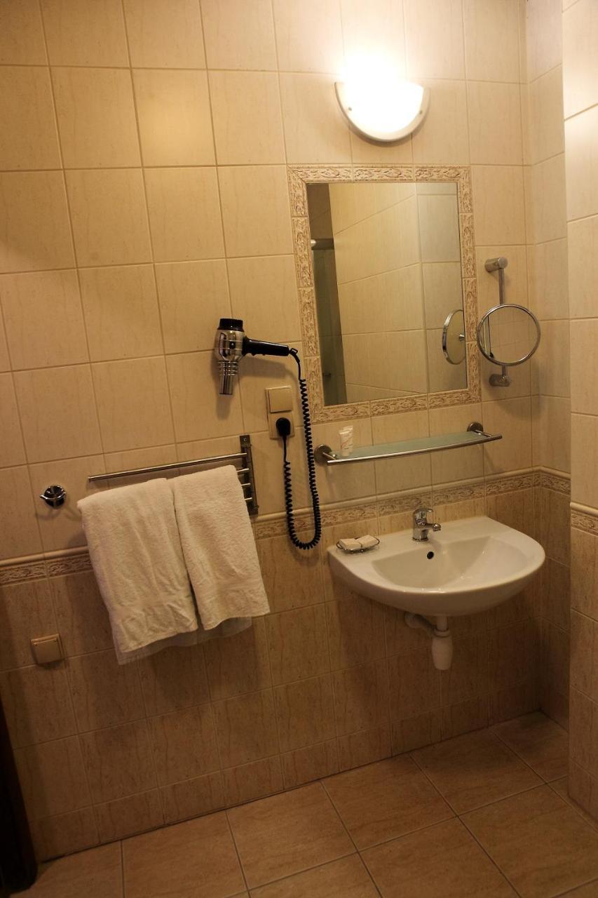 Hotel Katrina Ostrzeszów Buitenkant foto